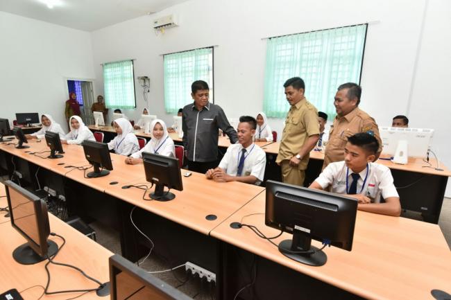 Bupati Apri dan Wabup Dalmasri Semangati Peserta UNBK di Bintan